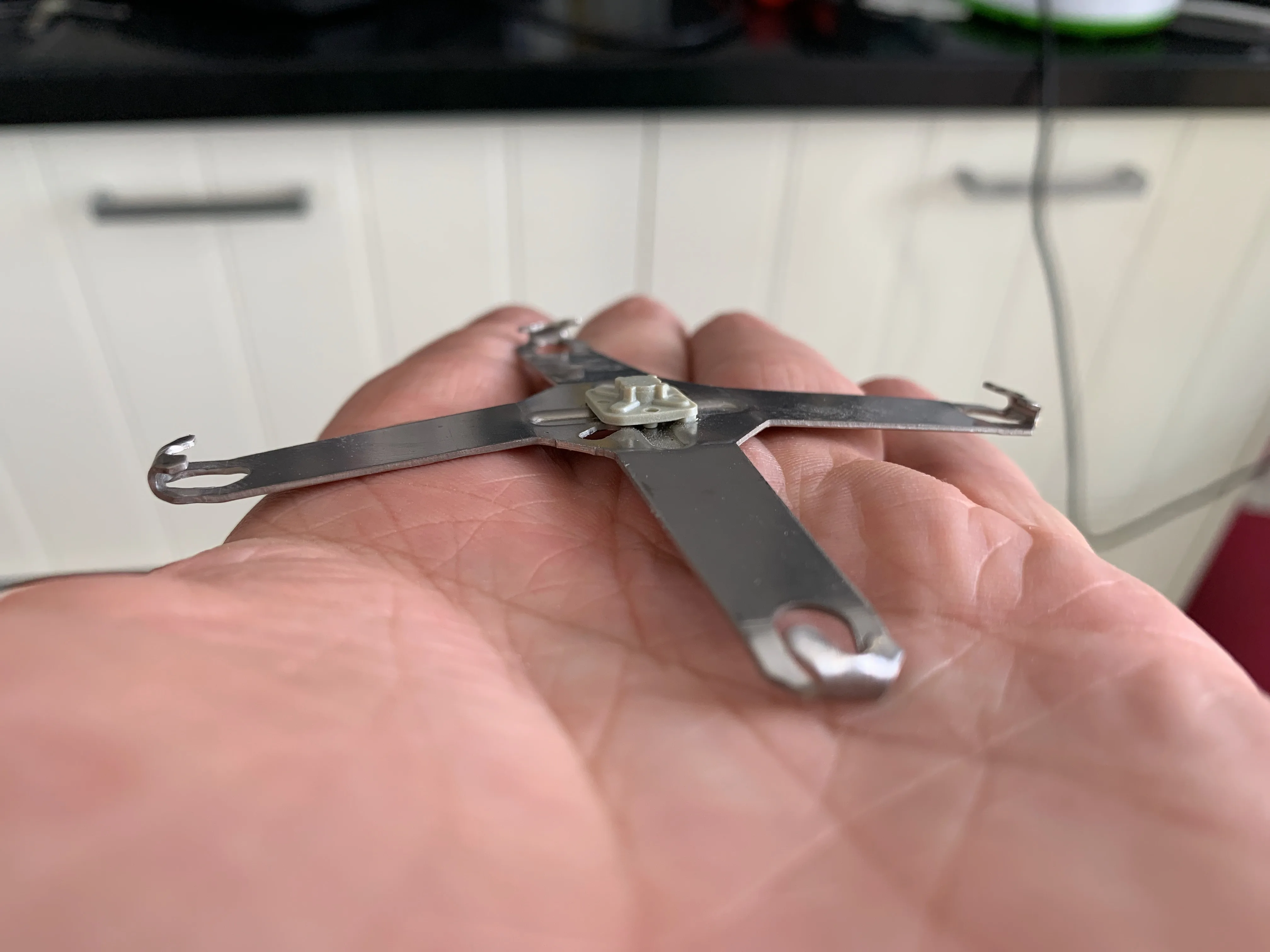 Lähikuva PS4 Pron emolevystä, Xbox 360 -levyn modi